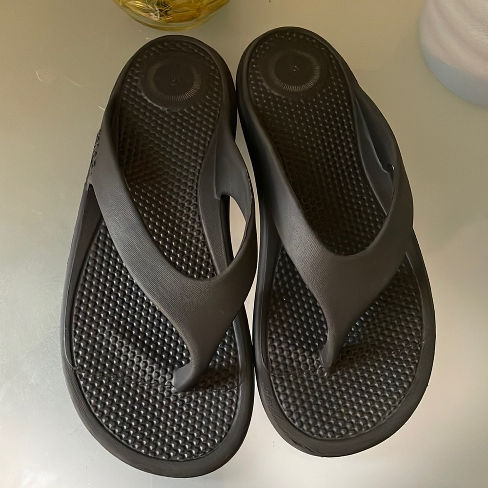 Black flip flops size 8 in women